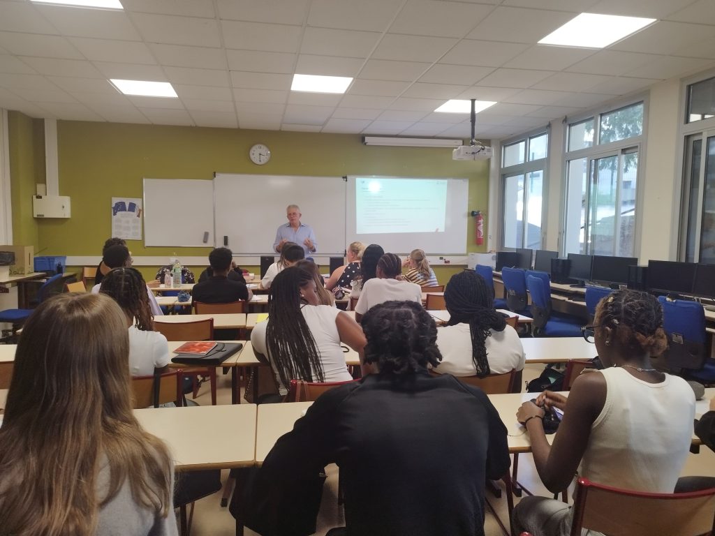 Lycée Douanier Rousseau Association Egee Conférence recherche d'emploi
