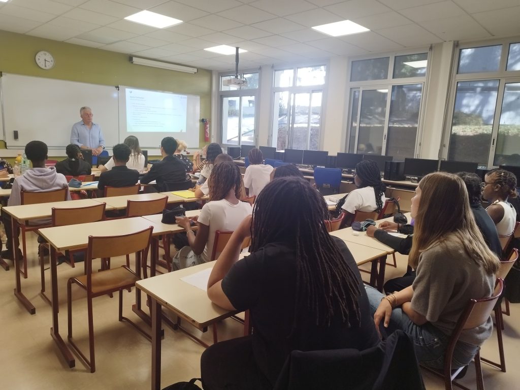 Lycée Douanier Rousseau Association Egee Conférence recherche d'emploi