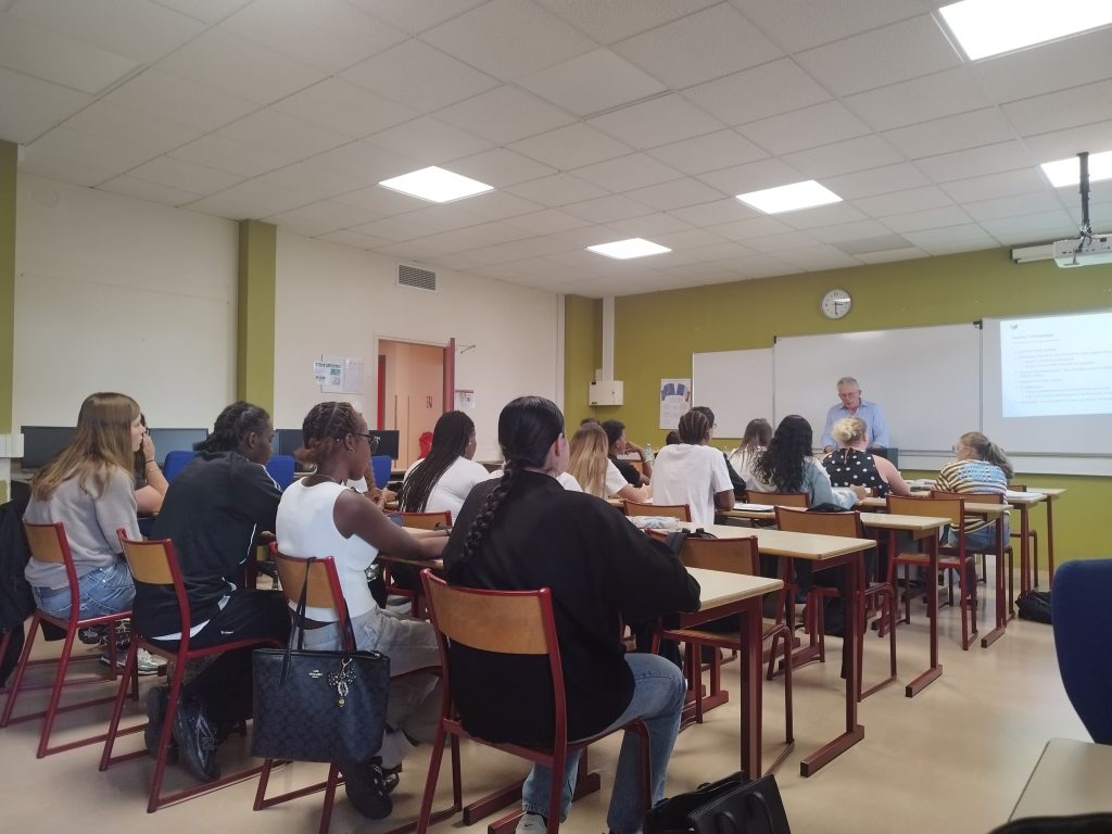Lycée Douanier Rousseau Association Egee Conférence recherche d'emploi